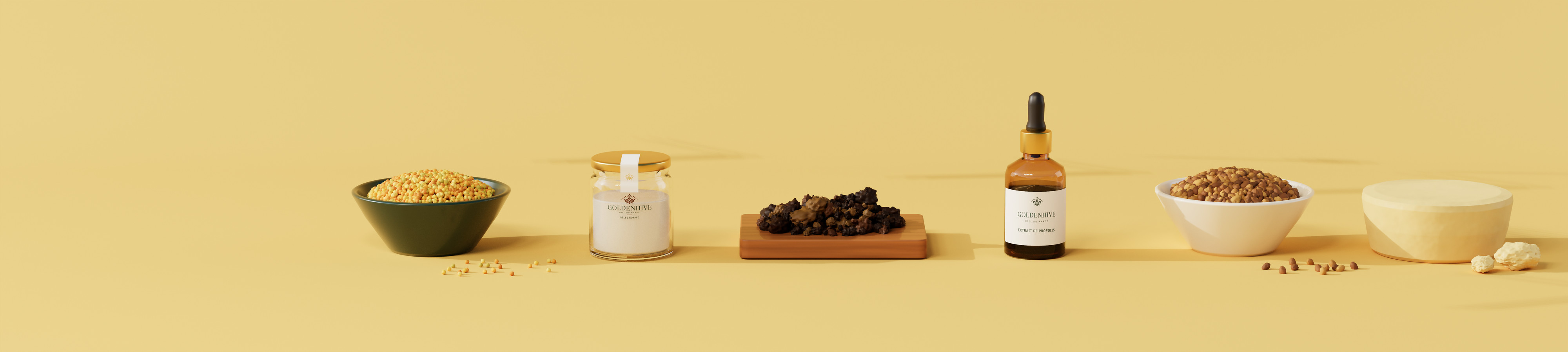 Pollen, gelée royale, propolis, extrait de propolis, pain d’abeille et cire, posés le long d’un même mur doré